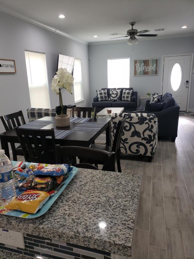 Home Away From Home Unit B Houston Bagian luar foto